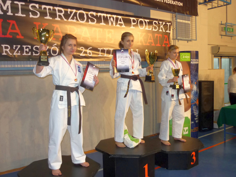 Medaliści kobudo juniorki starsze - 26.03.2011 25